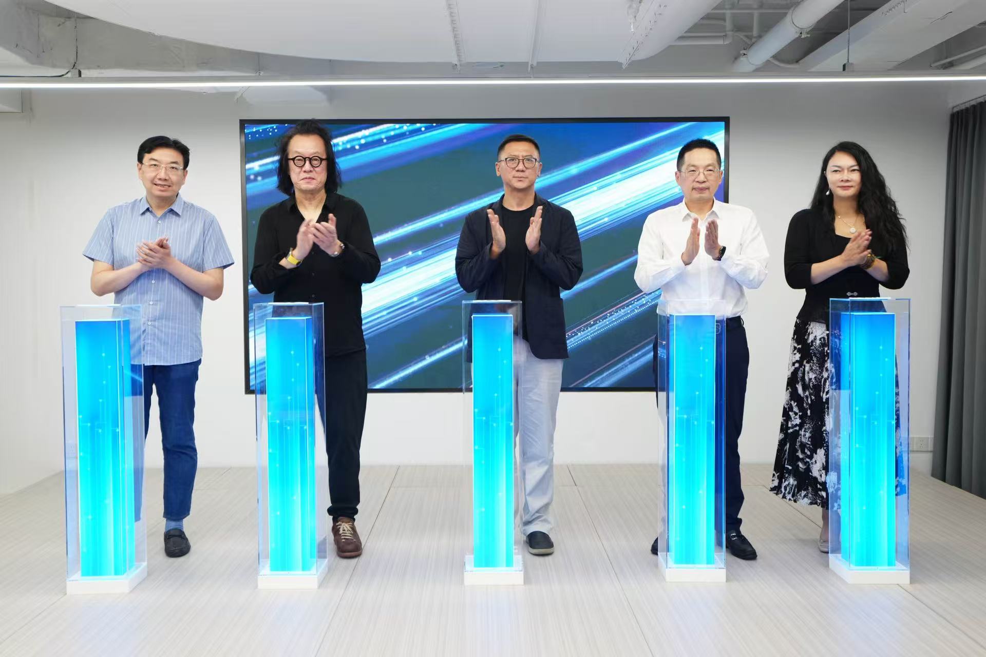 上海市黄浦区民政局副局长张欣（左一），策展人姚大钧（左二），中国民生银行总行办公室副主任、北京民生现代美术馆理事长刘震子（中），中国民生银行上海分行党委委员、副行长李永龙（右二），中国民生银行上海分行资深专员、上海民生现代美术馆理事长林敏（右一）为展览揭幕 (2).jpg